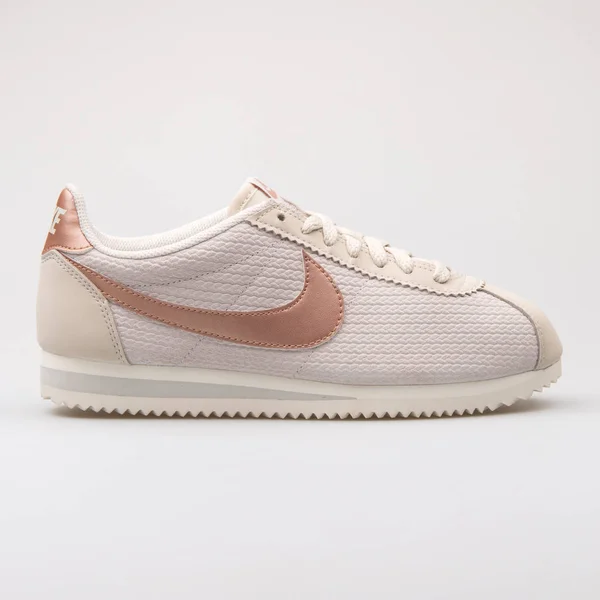 Nike Classic Cortez Leather Lux beżowy Sneaker — Zdjęcie stockowe