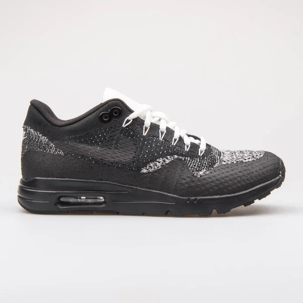 Nike Air Max 1 Ultra FLYKNIT svart och vit sneaker — Stockfoto