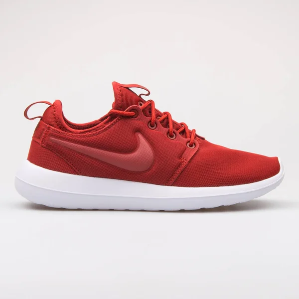 Zapatilla Nike Roshe Two roja — Foto de Stock