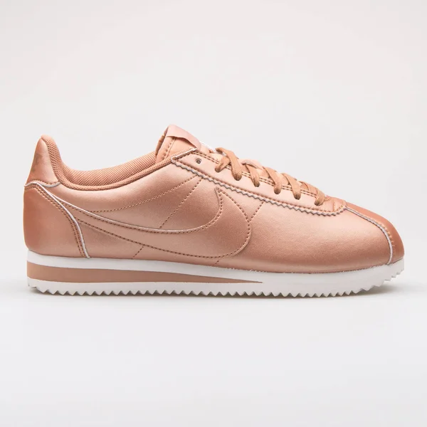 Nike Classic Cortez Leather metallic red bronze sneaker — Stock Photo, Image