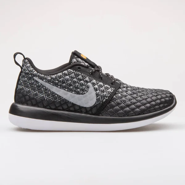 Zapatilla Nike Roshe Two Flyknit 365 negra y gris — Foto de Stock