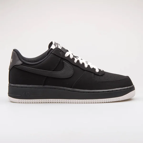 Nike Air Force 1 zwarte sneaker — Stockfoto