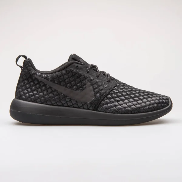 Nike Roshe két Flyknit 365 fekete cipő — Stock Fotó