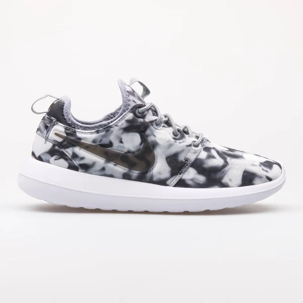 Nike Roshe Two εκτύπωση κρυφή λευκό και μαύρο αθλητικά — Φωτογραφία Αρχείου