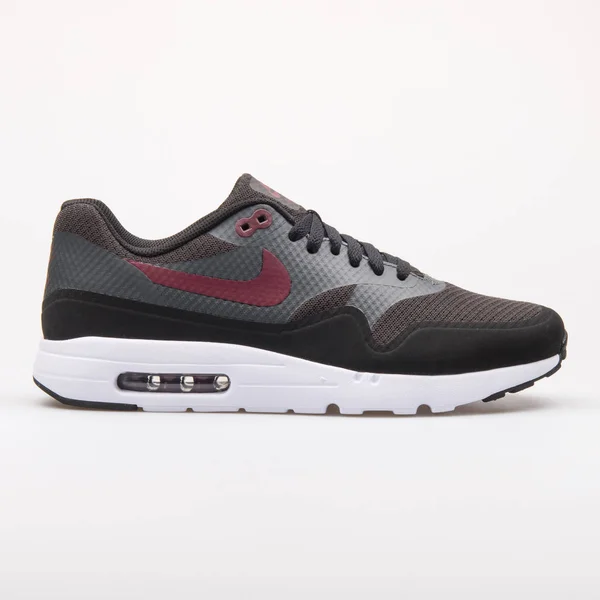 Nike Air Max 1 ultra Essential zwart en kastanjebruine sneaker — Stockfoto