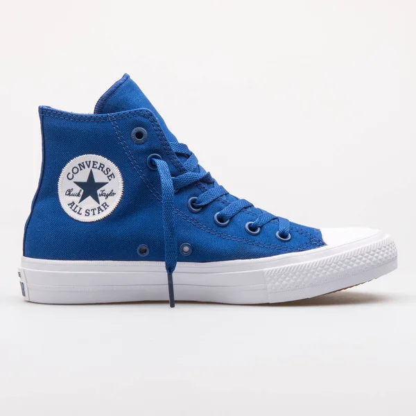 Umgekehrt chuck taylor all star 2 high blue sneaker — Stockfoto