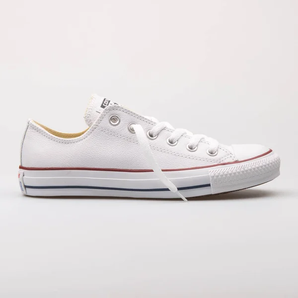 Converse Chuck Taylor All Star Ox deri beyaz spor ayakkabı — Stok fotoğraf