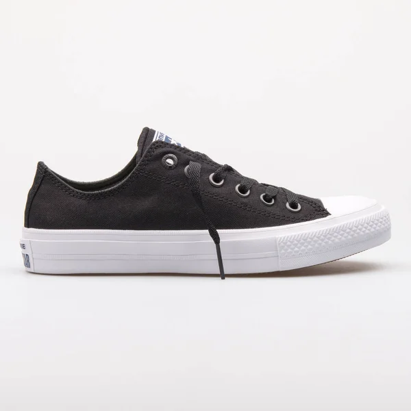 Converse Chuck Taylor All Star 2 OX tênis preto e branco — Fotografia de Stock