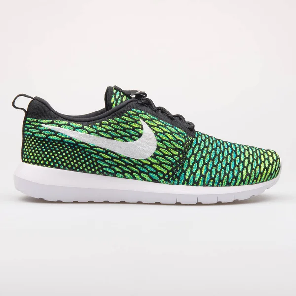 Nike Roshe nm Flyknit trampki czarne i zielone — Zdjęcie stockowe