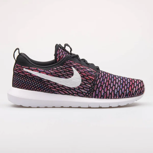 Nike Roshe nm Flyknit fekete, kék, piros és fehér cipő — Stock Fotó