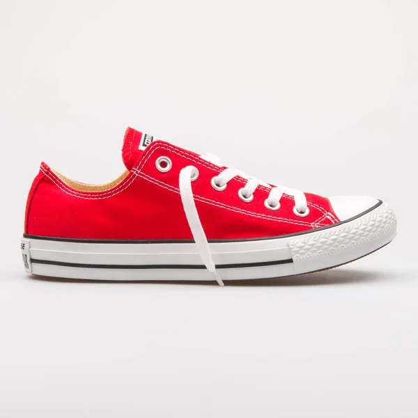 Umgekehrt chuck taylor all star ox red sneaker — Stockfoto