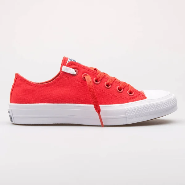 Converse Chuck Taylor All Star 2 OX tênis vermelho e branco — Fotografia de Stock