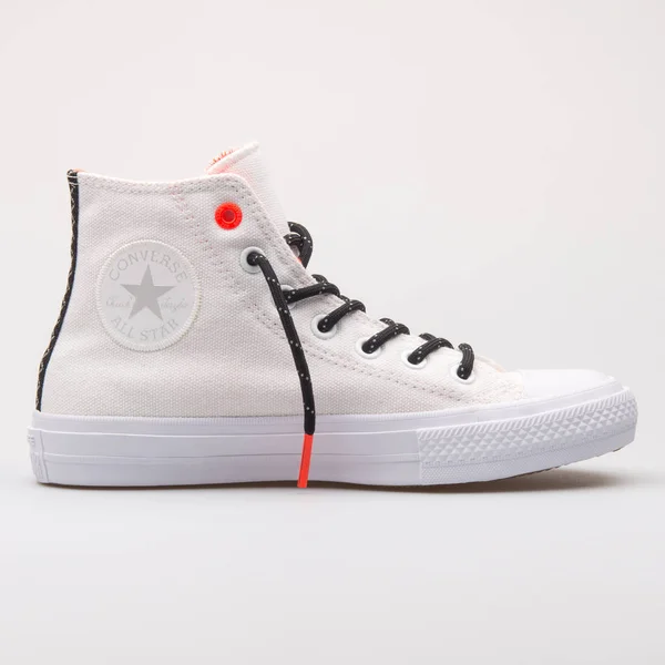 Converse Chuck Taylor All Star 2 hög vit sneaker — Stockfoto
