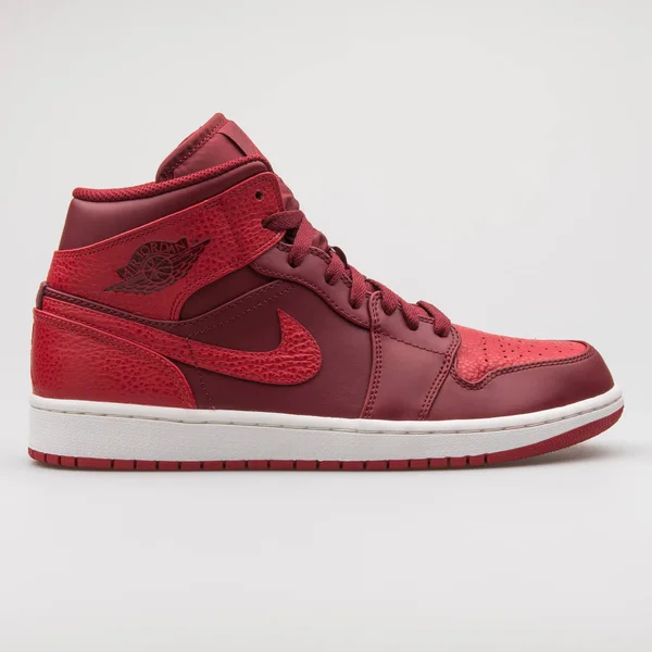 Nike Air Jordan 1 Retro Yüksek kırmızı beyaz spor ayakkabı — Stok fotoğraf