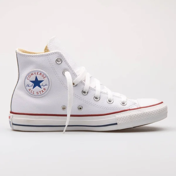 Converse Chuck Taylor All Star Yüksek beyaz spor ayakkabı — Stok fotoğraf
