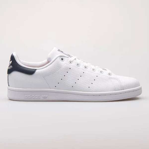 Adidas Stan Smith tênis branco e azul marinho — Fotografia de Stock