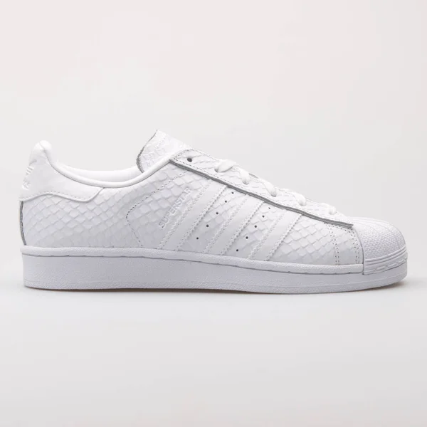 Adidas Superstar tênis branco — Fotografia de Stock