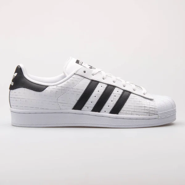 Adidas Superstar tênis branco e preto — Fotografia de Stock