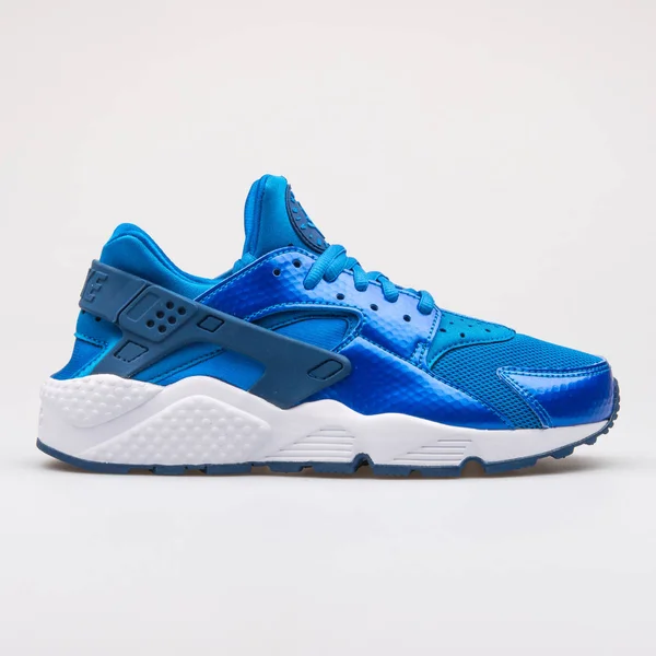 Nike air huarache run blau-weißer sneaker — Stockfoto