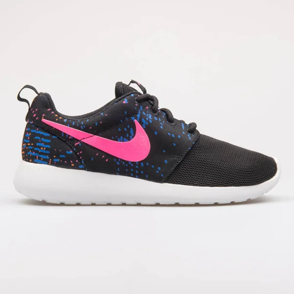 Nike Roshe egy Print fekete és rózsaszín cipő — Stock Fotó