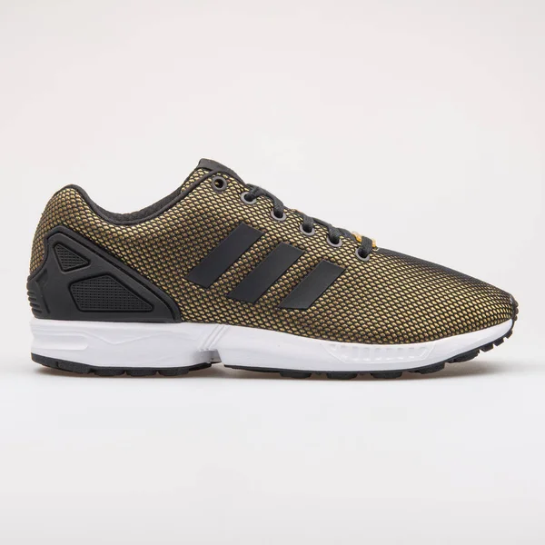Adidas ZX флюс-золото і чорні кросівки — стокове фото