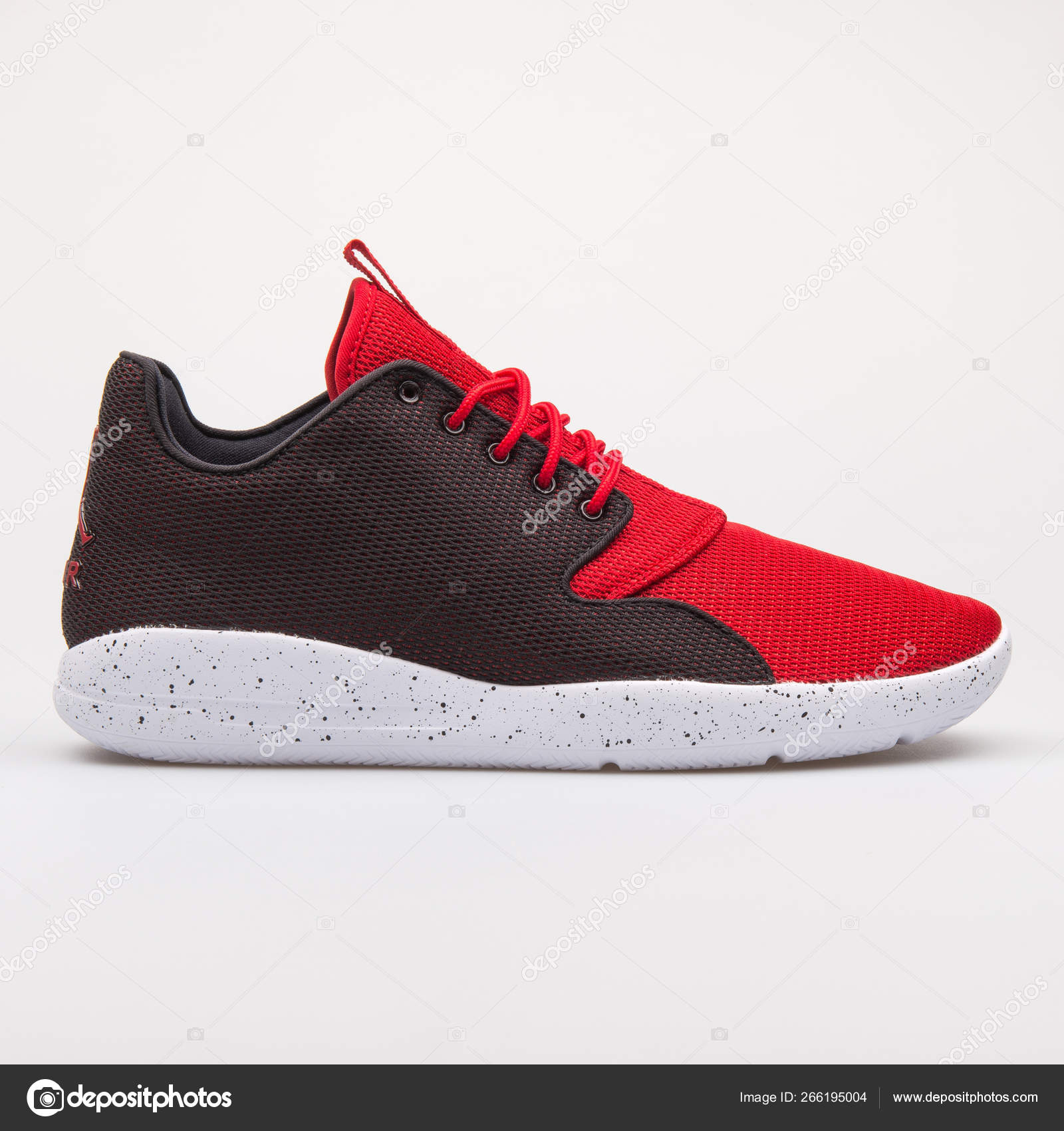 Zapatilla Jordan Eclipse negra y roja — Foto editorial de stock © xMarshallfilms #266195004