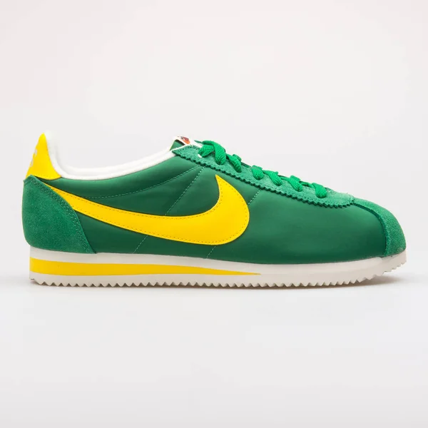 Nike Classic Cortez Nylon AW green and yellow sneaker — Stock Photo, Image