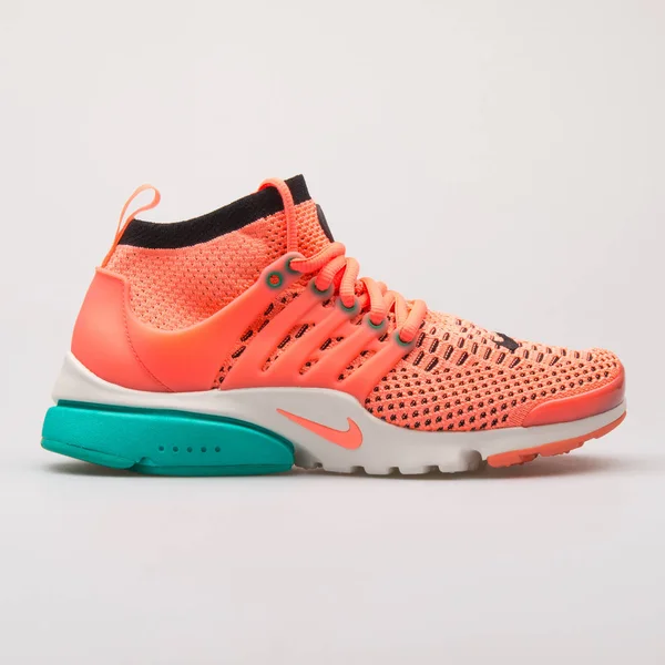 Nike Air Presto FLYKNIT Ultra Pink och grön sneaker — Stockfoto