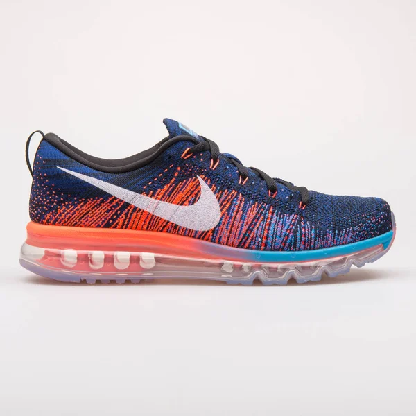 Nike Flyknit Max niebieski, czarny i pomarańczowy Sneaker — Zdjęcie stockowe