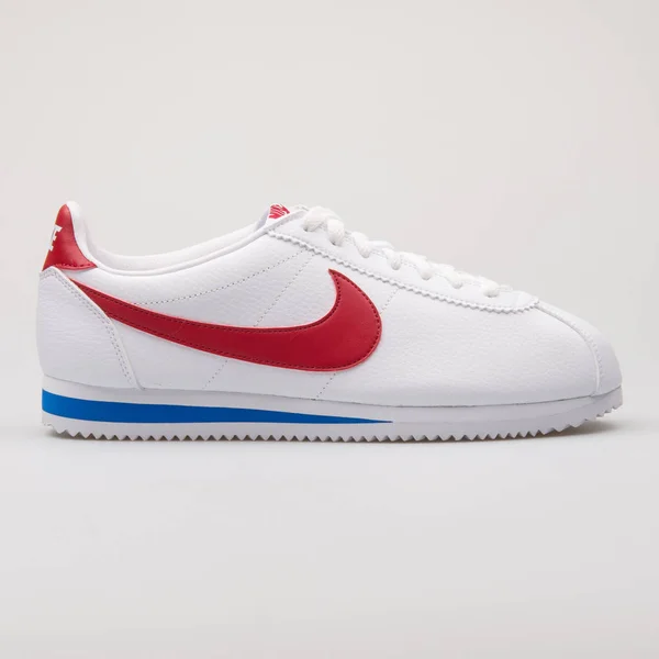 Nike Classic Cortez Leo белого, красного и синего цвета — стоковое фото