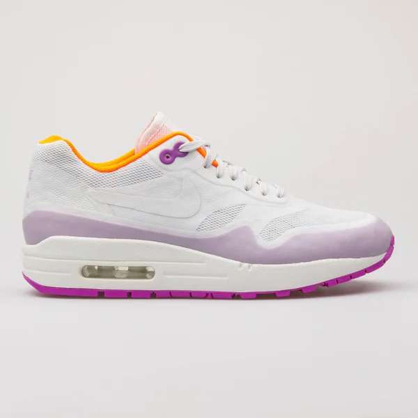 Nike Air Max 1 NS off white and violet sneaker — Stock Photo, Image