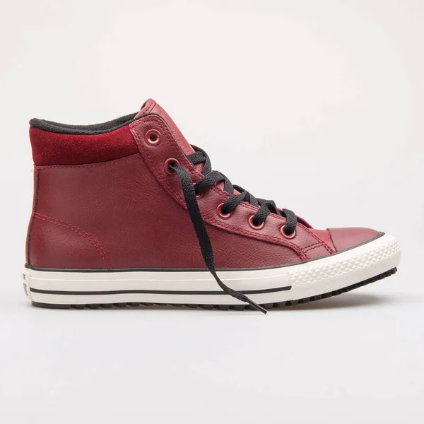 Converse Chuck Taylor All Star Boot Yüksek kırmızı ve siyah spor ayakkabı — Stok fotoğraf