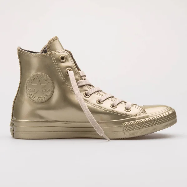 Umkehrschuh taylor all star metallic rubber high gold sneaker — Stockfoto