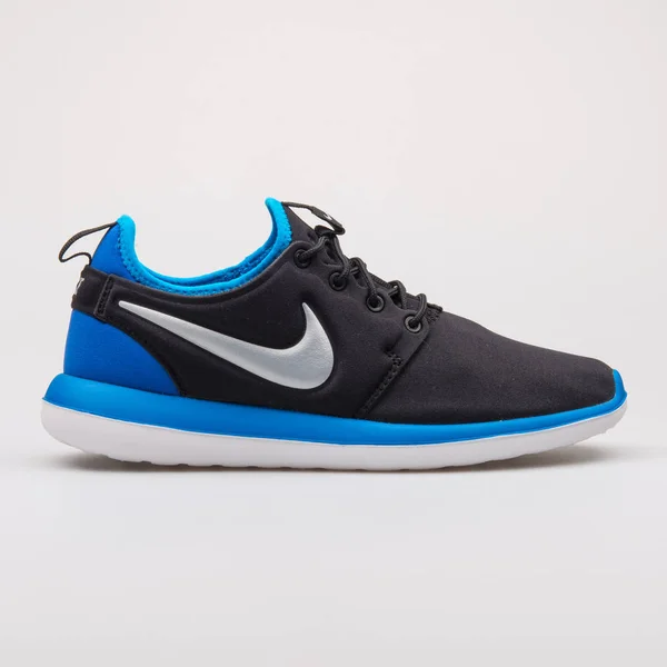 Nike Roshe två svarta och blå sneaker — Stockfoto