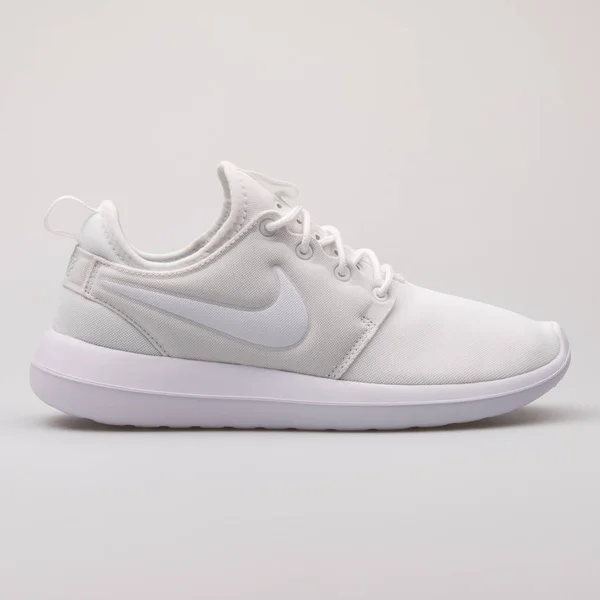Nike Roshe İki beyaz spor ayakkabı — Stok fotoğraf