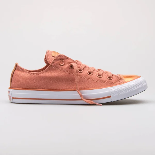 Converse Chuck Taylor All Star Brush from Lee Toecap pink blu — стоковое фото