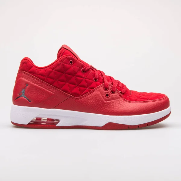 Zapatilla Nike Jordan Clutch roja y blanca — Foto de Stock