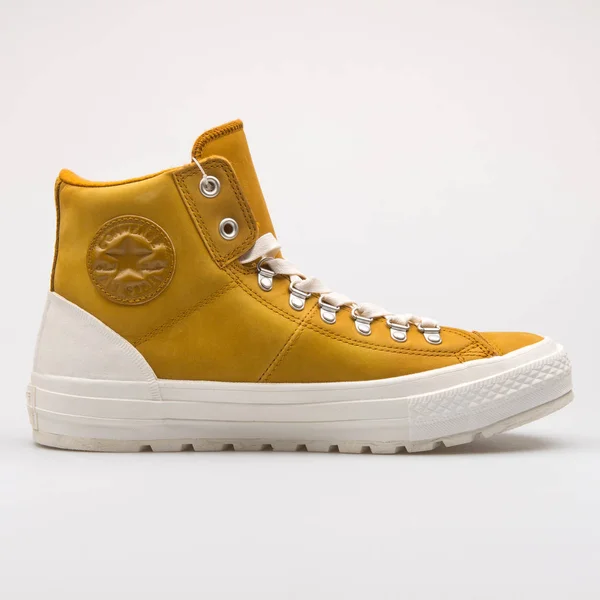 Converse Chuck Taylor All Star Street Caminhante alta sapatilha amarela — Fotografia de Stock