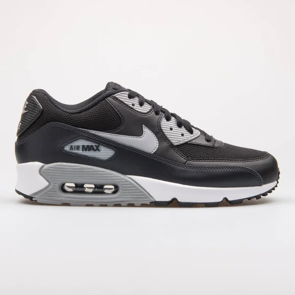 Nike Air Max 90 Essential siyah ve gri spor ayakkabı — Stok fotoğraf