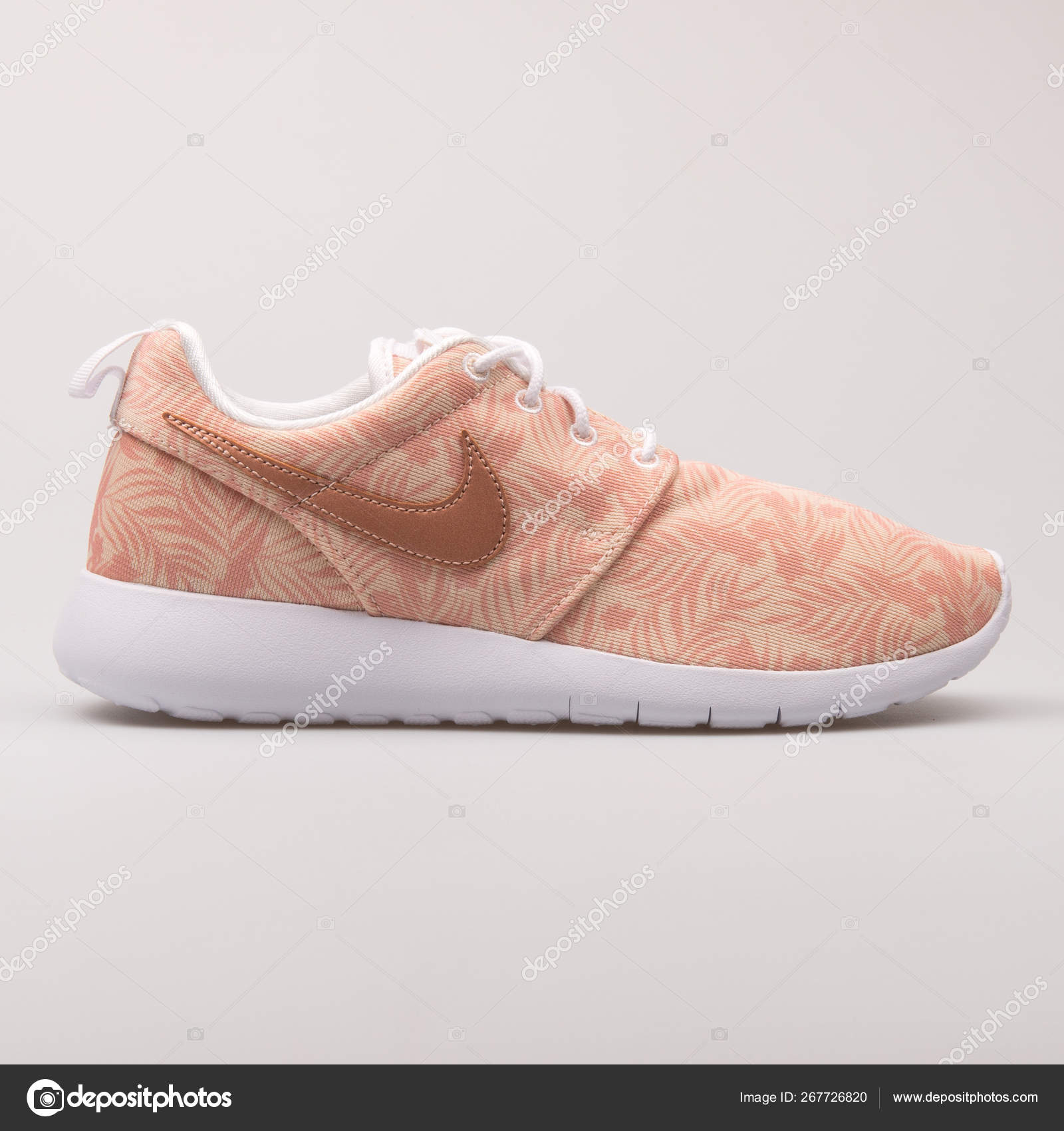 nike roshe run pink printed trainers