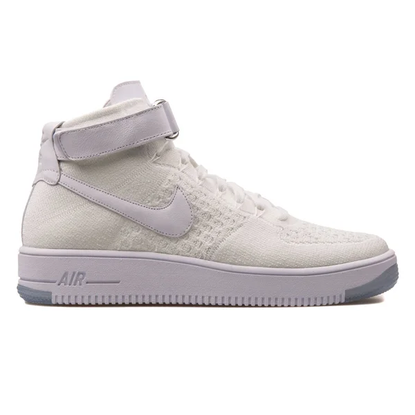 Nike Air Force 1 Ultra Flyknit Mid biały Sneaker — Zdjęcie stockowe