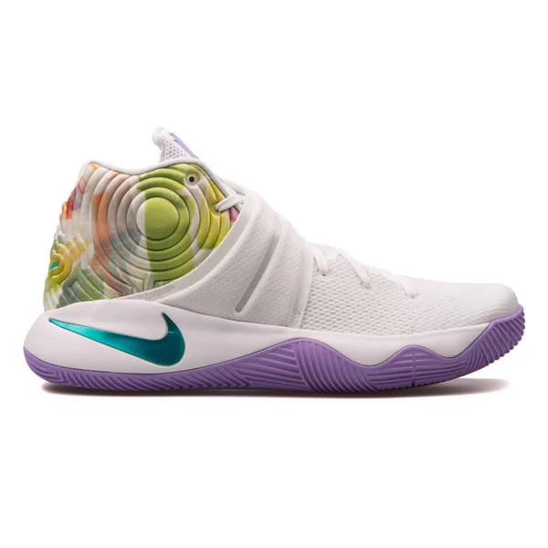 Nike Kyrie 2 белый и фиолетовый кроссовки — стоковое фото