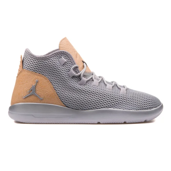 Nike Jordan Reveal Premium szary Sneaker — Zdjęcie stockowe