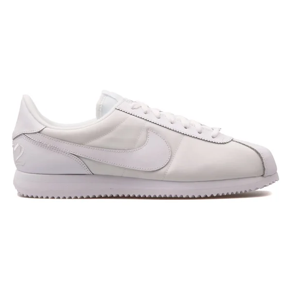 Nike Cortez Basic QS 1972 white sneaker — Stock Photo, Image