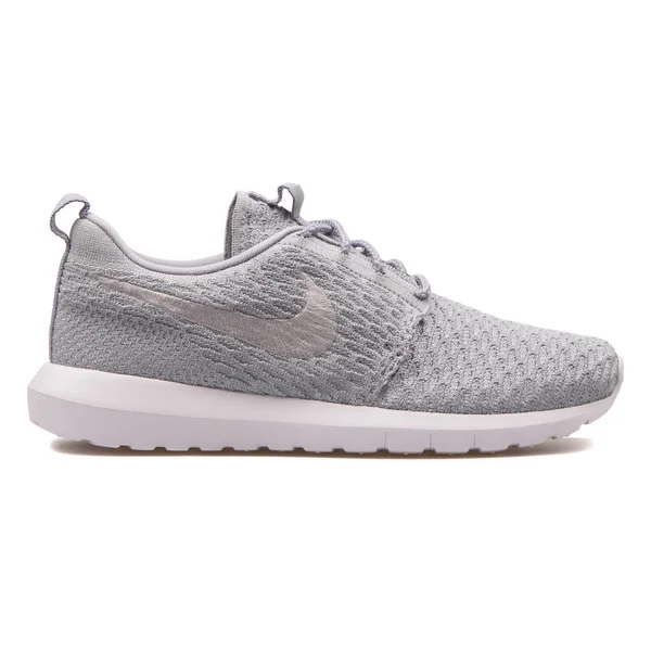 Nike Roshe nm Flyknit szary Sneaker — Zdjęcie stockowe