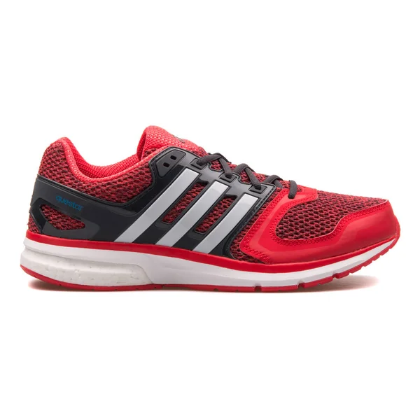 Adidas Questar piros és fekete cipő — Stock Fotó