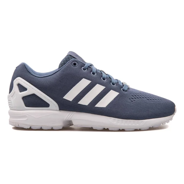 Adidas ZX flux em blauwe sneaker — Stockfoto