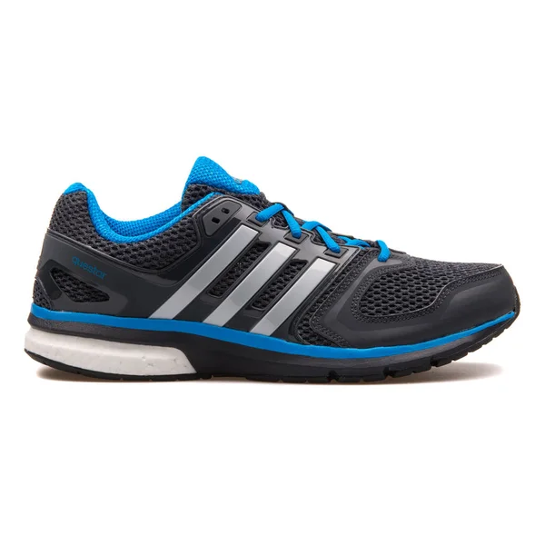 Adidas Questar zwarte en blauwe sneaker — Stockfoto