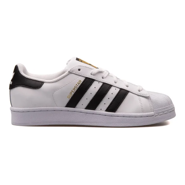 Adidas Superstar tênis branco e preto — Fotografia de Stock