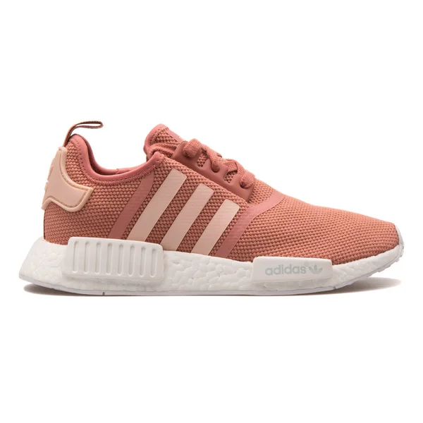 Zapatilla Adidas NMD R1 rosa — Foto de Stock